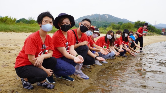 Chief Executive Ms Ivy Au-Yeung and volunteers were ready to release the juvenile horseshoe crab to their natural habitat.